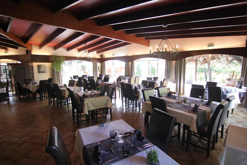 Logis Hotel-Restaurant Spa Le Lac Embrun Extérieur photo